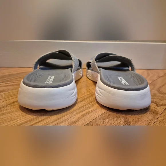 Skechers Women's 8 On The Go Silver Goga Mat Slide Sandals EUC - Picture 5 of 11